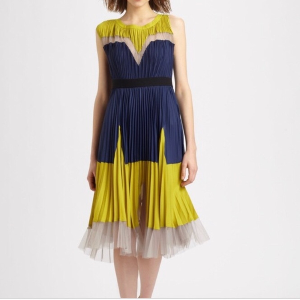 Pleated Colorblock Sleeveless Midi Dress in Yellow and Navy